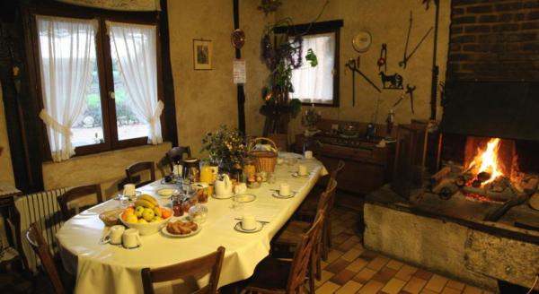 La Marechalerie  Breakfast Table